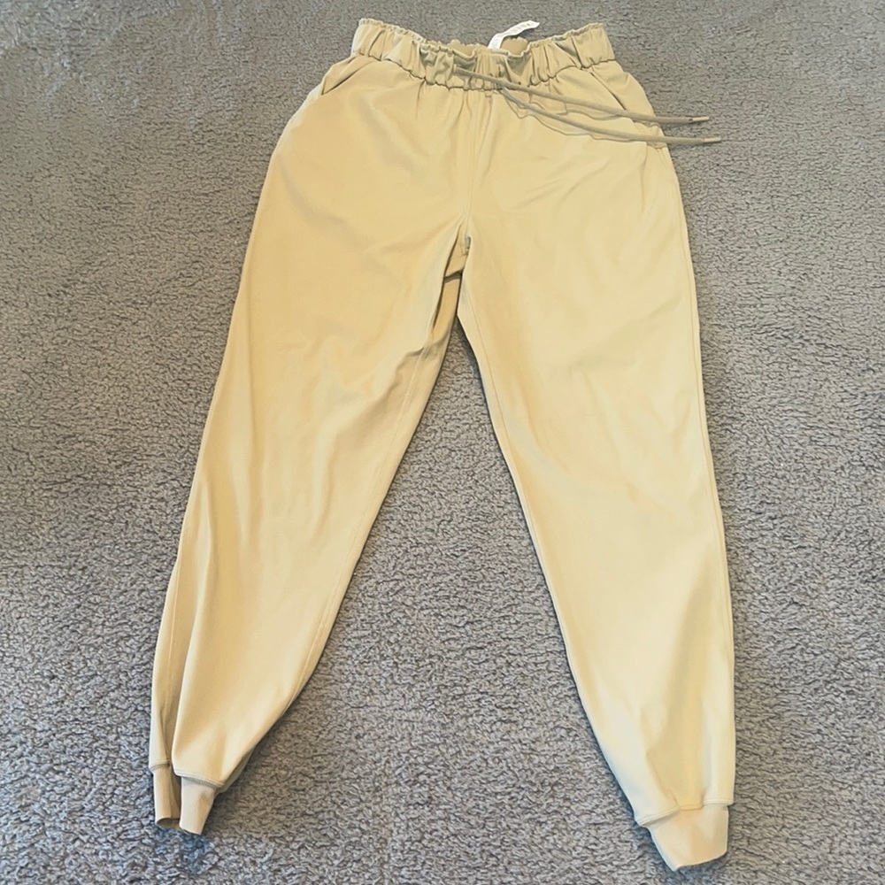 Lululemon Keep Moving Jogger cream size 6